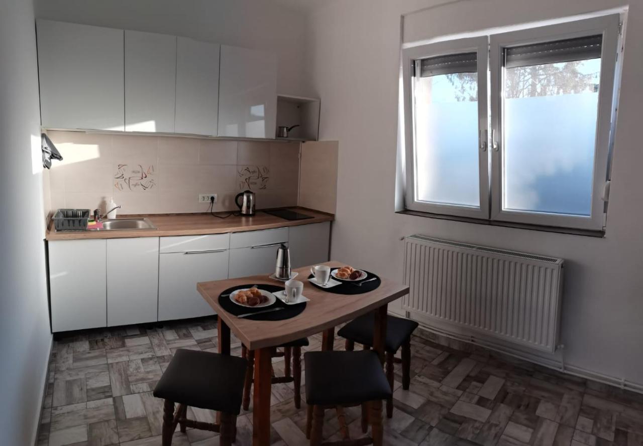 Carla'S Place Ap1 Орадеа Екстериор снимка